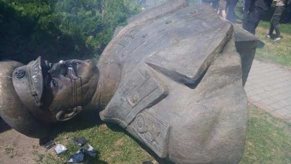 Всё, как при Порошенко, власть приносит юго-восток в жертву, — Медведчук о сносе бюста Жукова | Русская весна