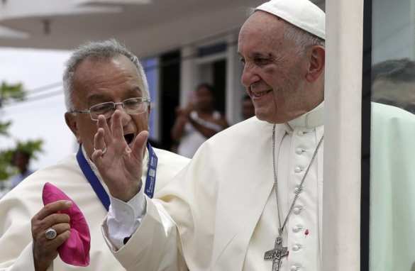 Папа Римский ударился головой о стойку своего авто (ФОТО, ВИДЕО) | Русская весна