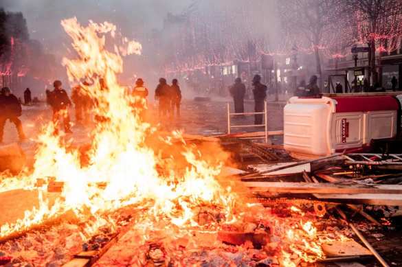 Париж в огне: погромы, поджоги, битвы с полицией (ВИДЕО) | Русская весна