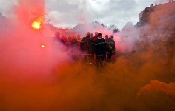 Пожарные поджигают Париж: столица Франции парализована протестом (ФОТО, ВИДЕО) | Русская весна