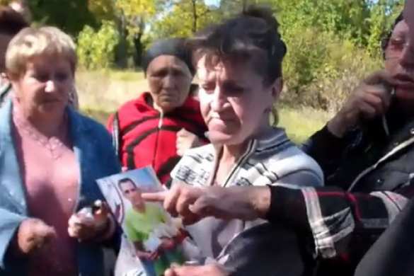 Горькие кадры войны: родственники раскапывают могилу ополченца, чтобы опознать и перезахоронить с почестями (видео) Горькие кадры войны: родственники раскапывают могилу ополченца, чтобы опознать и перезахоронить с почестями (видео) | Русская весна