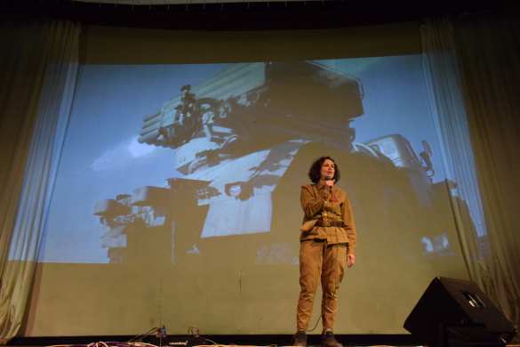 «На передовой»: российская певица выступила в прифронтовом донбасском городе (ФОТО) | Русская весна