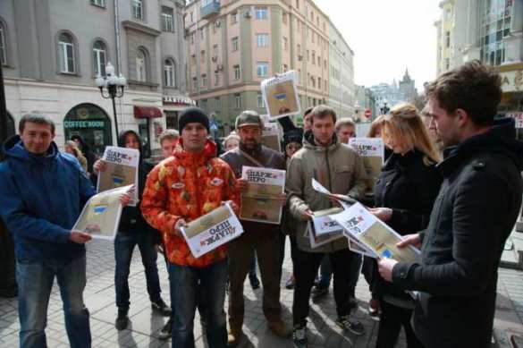 Первый номер газеты «ШАРЖ и ПЕРО» раздали на Старом Арбате (ФОТО) | Русская весна