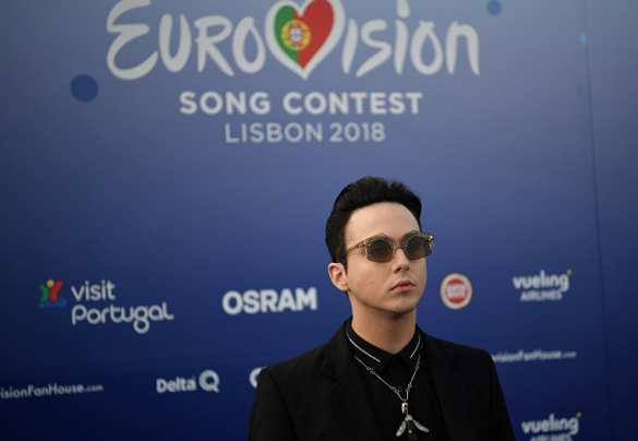 Украинский участник Евровидения укусил ведущую (ВИДЕО) | Русская весна