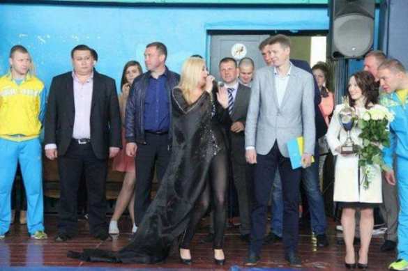 Шок: украинская певица выступила перед детьми без нижнего белья (ФОТО) | Русская весна