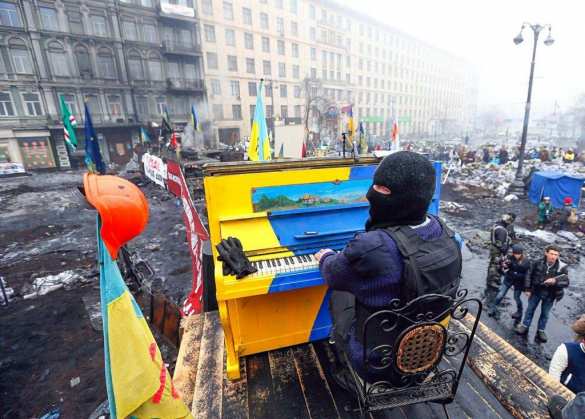 «Пианист Майдана», повоевав на Донбассе, заболел и клянчит деньги (ФОТО, ВИДЕО) | Русская весна