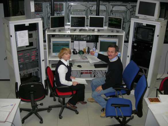 Сотрудники ПИЯФ Муратова В.Н. и Дербин А.В. в центре управления работой детектора Борексино Российские ученые — авторы важнейшего достижения года в физике | Русская весна