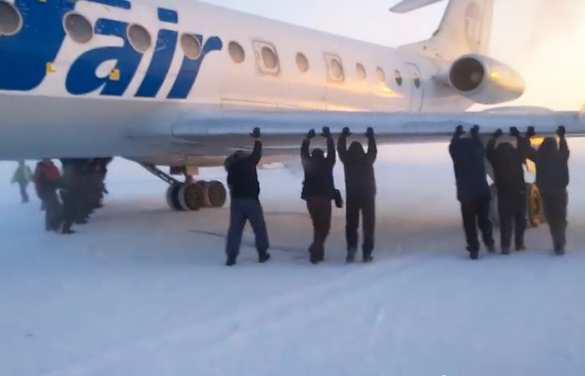 ЭТОТ НАРОД НЕ ПОБЕДИТЬ! — пассажиры ТУ-134 в 50-ти градусный мороз буксируют воздушное судно. Руками (видео) | Русская весна