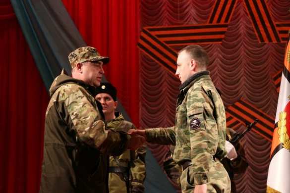 Глава ЛНР вручил боевое знамя казачьему полку им. Платова (ФОТО+ВИДЕО) | Русская весна