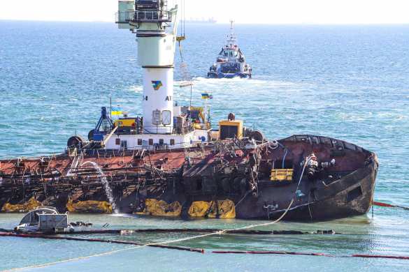  «Мы убрали это позорище»: затонувший танкер Delfi год отравлял Одессу (+ФОТО, ВИДЕО) | Русская весна