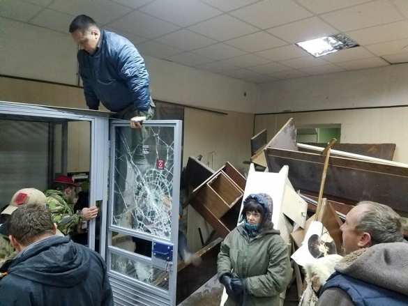 «Пока вы спали, в суде Киева выросли баррикады» — кадры погромов в суде над главарем ОУН (ФОТО) | Русская весна