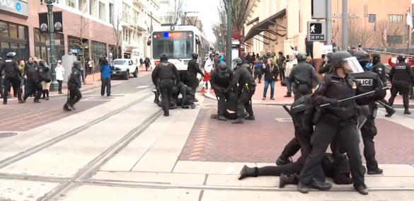 Полиция Портленда жестко разогнала протестующих против Трампа (ВИДЕО) | Русская весна