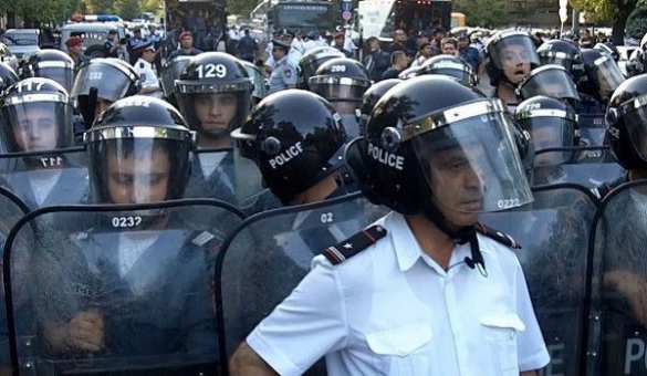 Полиция вытеснила людей с проезжей части проспекта Баграмяна в Ереване | Русская весна