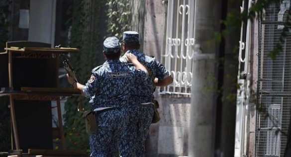 В Ереване протестующие ранили четверых полицейских (ВИДЕО) | Русская весна