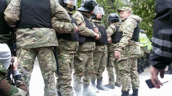 «Жри, бандера!» — киевские полицейские накормили нациста собственной кепкой (+ВИДЕО, ФОТО) | Русская весна