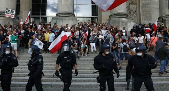 Европу трясёт: немцы штурмуют Рейхстаг, в Британии народ бунтует против новых драконовских мер (ФОТО, ВИДЕО) | Русская весна