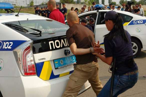 «Это просто позор!»: Сеть взрывают кадры задержания пьяного водителя украинской полицией (ВИДЕО 18+) | Русская весна