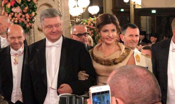 «Порошенко, нафиг c бала!»: Femen встретили президента Украины в Венской опере (ФОТО) | Русская весна