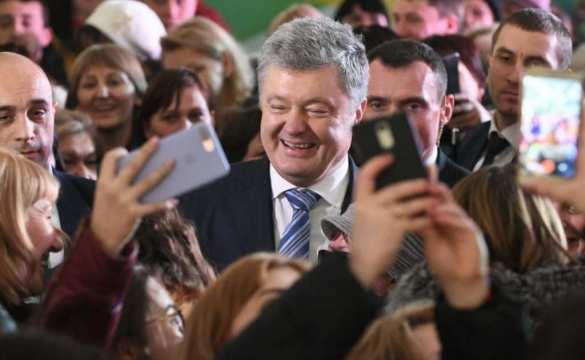 Порошенко ущипнул за нос мужчину в Запорожье (ВИДЕО) | Русская весна