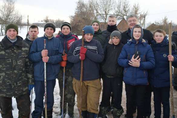 Порошенко порадовался за украинских детей, играющих в хоккей палками и без коньков (ФОТО) | Русская весна