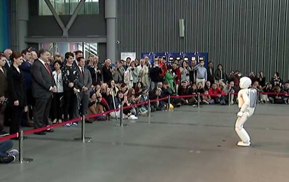 Японцы показали Порошенко скачущего робота—«майдауна» (ВИДЕО) | Русская весна