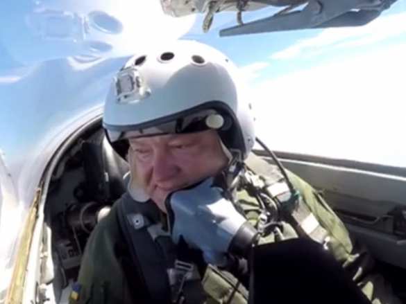 В соцсетях высмеяли полет Порошенко на истребителе | Русская весна