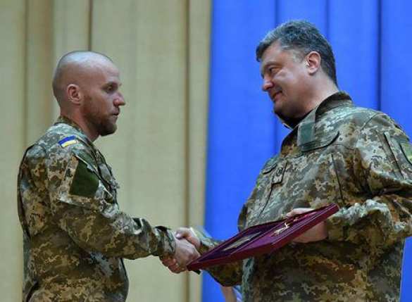 Порошенко вручил орден бойцу за умелые отступления | Русская весна