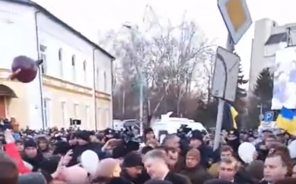 Порошенко на митинге «огрели» воздушным шаром по голове (ВИДЕО) | Русская весна