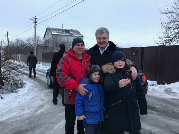 «Это просто жесть!»: Отец «плачущего мальчика», сделавшего селфи с Порошенко, возмутился реакцией общественности | Русская весна