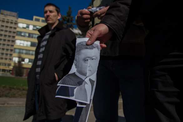 Началось — сотрудники СБУ выбрасывают портреты Порошенко в помойку (ВИДЕО) | Русская весна