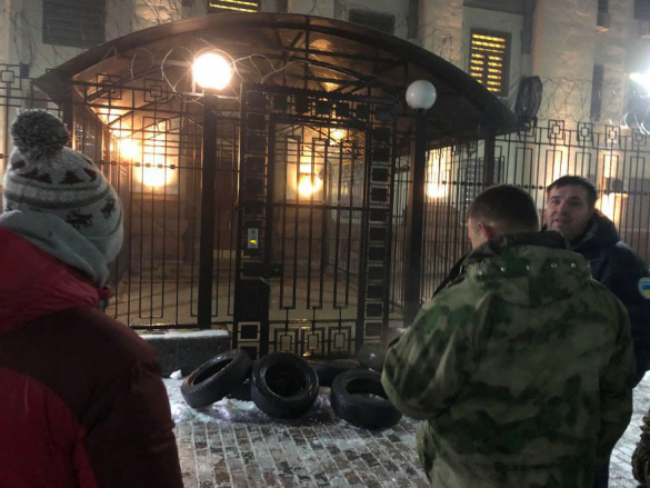 «Объявляем войну»: у посольства России в Киеве собирается агрессивная толпа (ПРЯМАЯ ТРАНСЛЯЦИЯ) | Русская весна