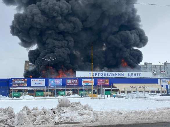 Украина: мужчина с топором напал на охранников и поджёг новый гипермаркет (ФОТО, ВИДЕО) | Русская весна