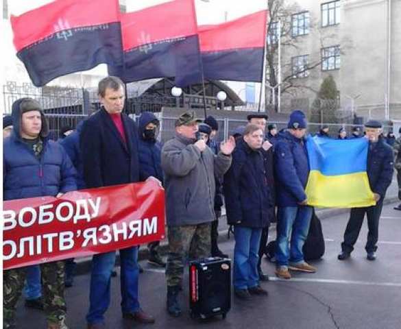 Фашисты не смогли собрать людей на митинг перед российским посольством (видео) | Русская весна