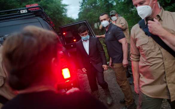 «Сапоги президенту!»: раскрыта тайна «обуви 53 размера» на Зеленском (ФОТО) | Русская весна