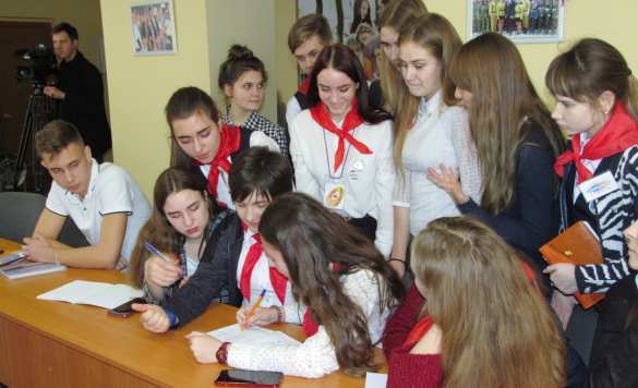 Обучающие курсы для волонтёров «PRODобро» прошли в Кировске и Стаханове | Русская весна