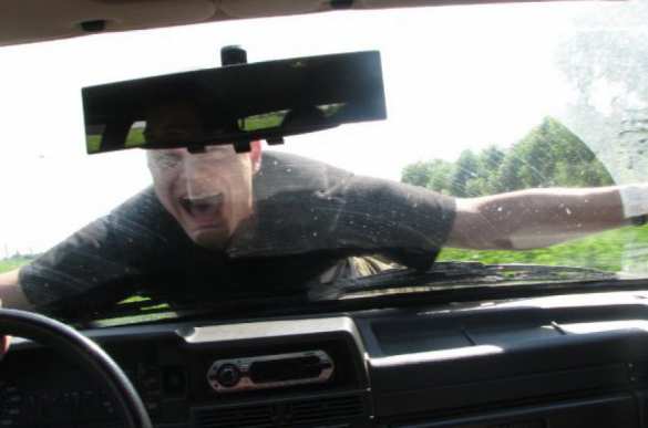 Львовянка-наркоманка сбила двух копов и полкилометра везла одного из них на капоте (ФОТО) | Русская весна