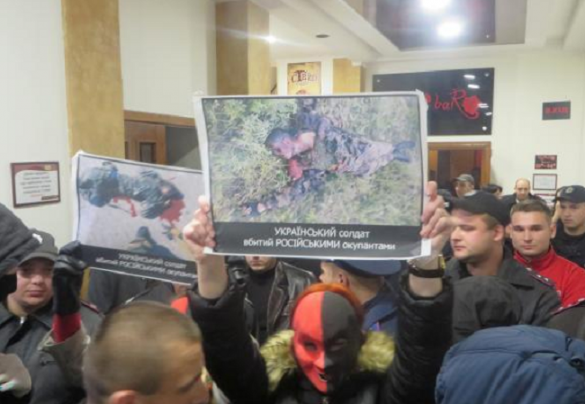 Украинские неонацисты сорвали концерт Потапа и Насти Каменских (ФОТО, ВИДЕО 18+) | Русская весна