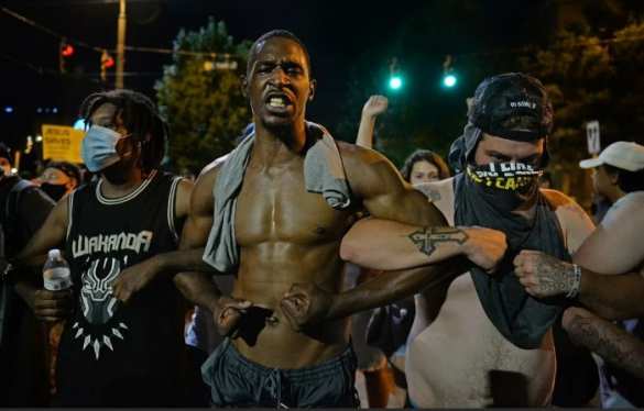 «Без королей»: США охватили массовые протесты накануне военного парада Трампа и его дня рождения (ФОТО, ВИДЕО) | Русская весна