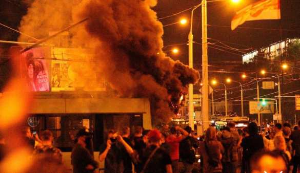 Начало террора: белорусские радикалы пошли войной на Лукашенко и силовиков (ВИДЕО) | Русская весна