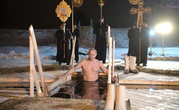 На Крещение Путин окунулся в прорубь на Селигере (ФОТО) | Русская весна