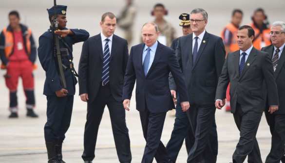 Перуанка хотела прорваться к Путину, но была задержана (ФОТО) | Русская весна