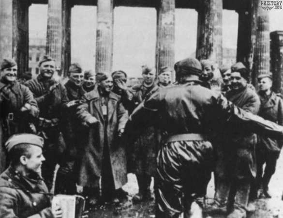 Представители ООН подвергли выставку «Помни… Мир спас советский солдат!» жесткой цензуре | Русская весна