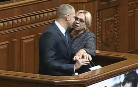 Подробности «бутылочного нападения» в Верховной Раде (ФОТО, ВИДЕО) | Русская весна