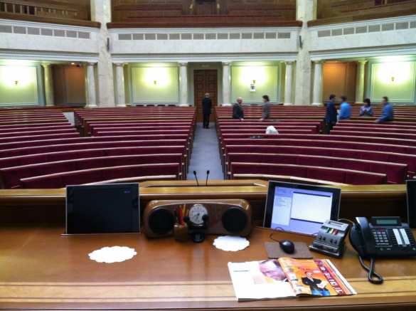 «Может, кто-то в столовой...» — в Раде шокированы прогулами нардепов | Русская весна