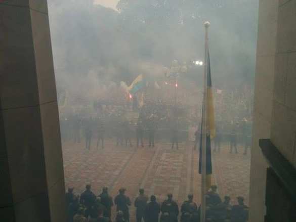 Депутаты Рады заседали в дыму (ФОТО, ВИДЕО) | Русская весна