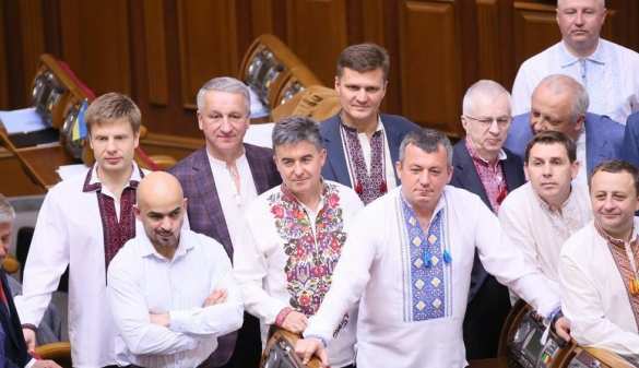 Наш враг может быть человеком в вышиванке, поющим украинский гимн, — глава партии Зеленского | Русская весна