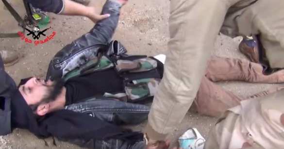 Боевик ИГИЛ поймал пулю в живот, бравируя на камеру в Сирии (ВИДЕО) | Русская весна