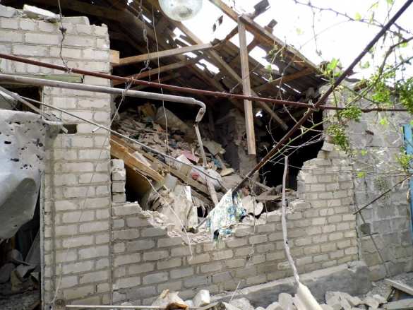 Жилой дом уничтожен минометным огнем ВСУ в пригороде Горловки | Русская весна