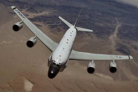 Пилот Су-27 прикрыл Балтику крылом от черного глаза RC-135 | Русская весна