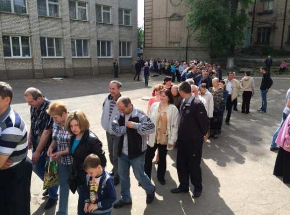 Украинские СМИ публикуют фотографии с очередями на референдуме 11 мая, выдавая их за фото с выборов Президента | Русская весна